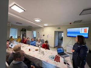 policjantki i uczestnicy spotkania - seniorzy