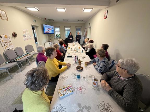 policjantki i uczestnicy spotkania - seniorzy