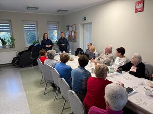 policjantki i uczestnicy spotkania - seniorzy