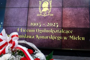 uczestnicy obchodów, uroczystości 120-lecia I Liceum Ogólnokształcącego