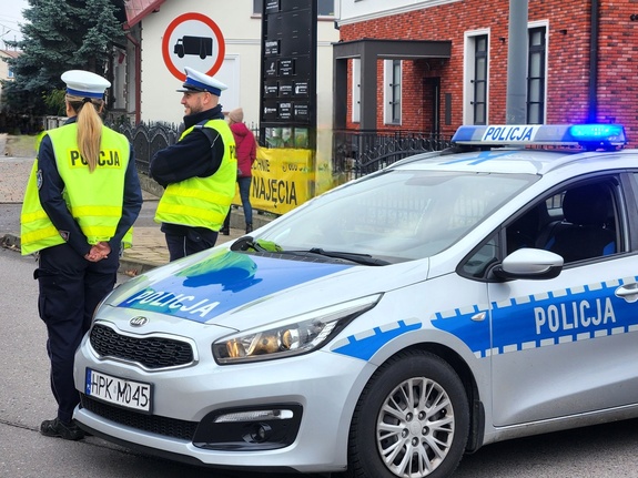 policjanci mieleckiej drogówki przy radiowozie