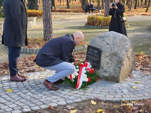 Uczestnicy 90-lecia Honorowego Krwiodawstwa z przedstawicielami mieleckiej Policji