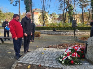 Uczestnicy 90-lecia Honorowego Krwiodawstwa z przedstawicielami mieleckiej Policji