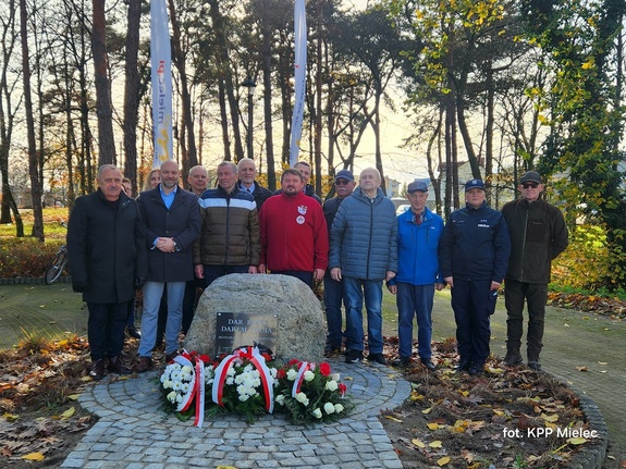Uczestnicy 90-lecia Honorowego Krwiodawstwa z przedstawicielami mieleckiej Policji