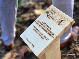 Uczestnicy 90-lecia Honorowego Krwiodawstwa z przedstawicielami mieleckiej Policji