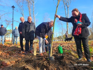 Uczestnicy 90-lecia Honorowego Krwiodawstwa z przedstawicielami mieleckiej Policji