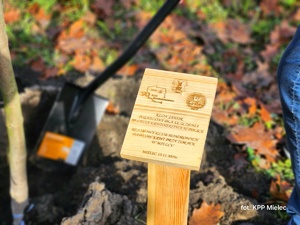 Uczestnicy 90-lecia Honorowego Krwiodawstwa z przedstawicielami mieleckiej Policji