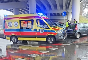 zdjęcie poglądowe z miejsca zdarzenia, karetka policjanci