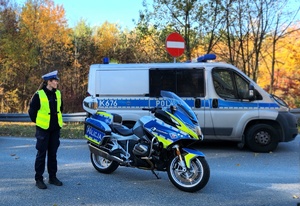 policjantka, przy pojazdach służbowych policji