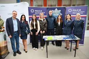 uczestnicy spotkania, uczniowie i policjanci