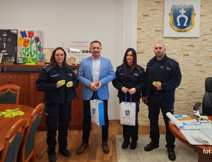 Burmistrz z policjantami