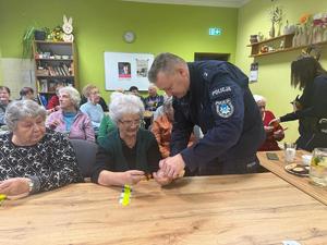 uczestnicy spotkania, seniorzy i policjanci