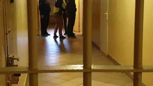 kraty w policyjnej izbie zatrzymań