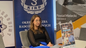 “Niebieski Parasol” w Mielcu – wspólna akcja Policji i radców prawnych dla bezpieczeństwa seniorów policjantki, radca prawny i seniorzy