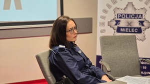 “Niebieski Parasol” w Mielcu – wspólna akcja Policji i radców prawnych dla bezpieczeństwa seniorów policjantki, radca prawny i seniorzy