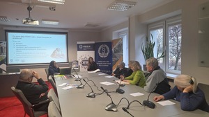 “Niebieski Parasol” w Mielcu – wspólna akcja Policji i radców prawnych dla bezpieczeństwa seniorów policjantki, radca prawny i seniorzy