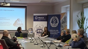 “Niebieski Parasol” w Mielcu – wspólna akcja Policji i radców prawnych dla bezpieczeństwa seniorów policjantki, radca prawny i seniorzy