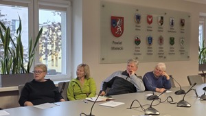 “Niebieski Parasol” w Mielcu – wspólna akcja Policji i radców prawnych dla bezpieczeństwa seniorów policjantki, radca prawny i seniorzy