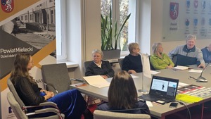 “Niebieski Parasol” w Mielcu – wspólna akcja Policji i radców prawnych dla bezpieczeństwa seniorów policjantki, radca prawny i seniorzy