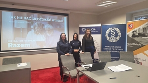 “Niebieski Parasol” w Mielcu – wspólna akcja Policji i radców prawnych dla bezpieczeństwa seniorów policjantki, radca prawny i seniorzy