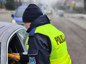 policjantka sprawdzająca trzeźwość