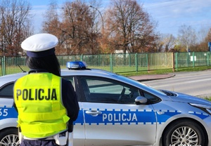 policjantka RD przy radiowozie