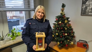 kom. Barbara Tomas ze światełkiem betlejemskim