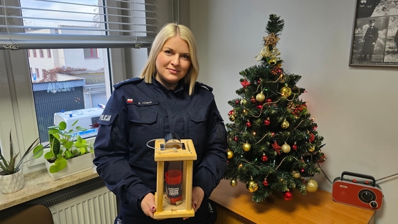 kom. Barbara Tomas ze światełkiem betlejemskim