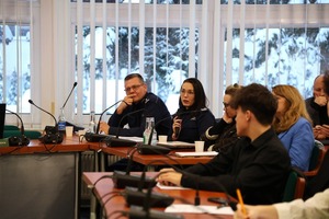 policjanci na spotkaniu z młodzieżowa radą powiatu