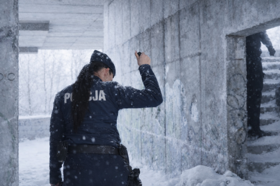 policjantka kontroluje miejsca przebywania bezdomnych