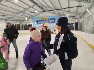 policjantki na lodowisku z osobami korzystającymi z lodowiska