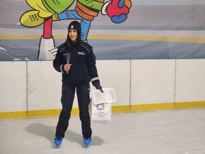 policjantki na lodowisku z osobami korzystającymi z lodowiska