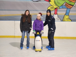 policjantki na lodowisku z osobami korzystającymi z lodowiska