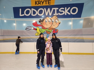 policjantki na lodowisku z osobami korzystającymi z lodowiska