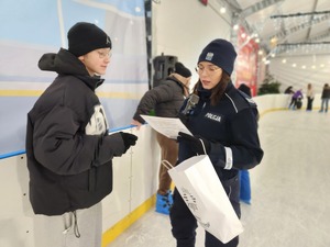 policjantki na lodowisku z osobami korzystającymi z lodowiska