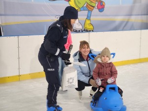 policjantki na lodowisku z osobami korzystającymi z lodowiska