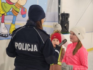 policjantki na lodowisku z osobami korzystającymi z lodowiska