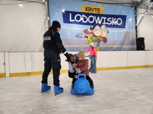 policjantki na lodowisku z osobami korzystającymi z lodowiska