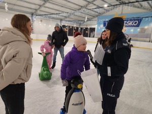 policjantki na lodowisku z osobami korzystającymi z lodowiska