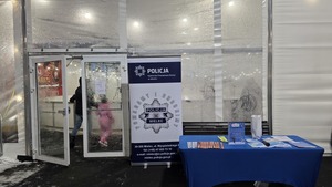 policjantki i dzieci na lodowisku