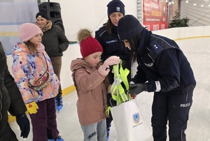 policjantki i dzieci na lodowisku