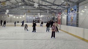 policjantki i dzieci na lodowisku