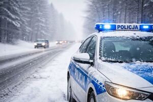 radiowóz przy drodze w zimowej aurze