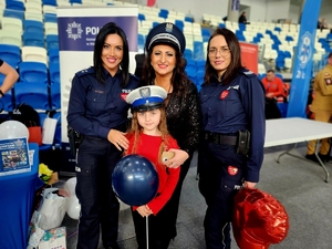 policjanci podczas 34. Finału WOŚP w MOSIR Mielec z uczestnikami