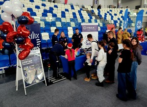 policjanci podczas 34. Finału WOŚP w MOSIR Mielec z uczestnikami