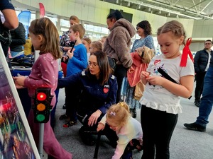 policjanci podczas 34. Finału WOŚP w MOSIR Mielec z uczestnikami