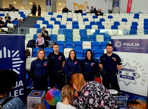 policjanci podczas 34. Finału WOŚP w MOSIR Mielec z uczestnikami