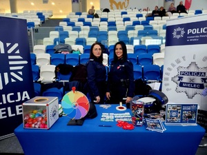 policjanci podczas 34. Finału WOŚP w MOSIR Mielec z uczestnikami