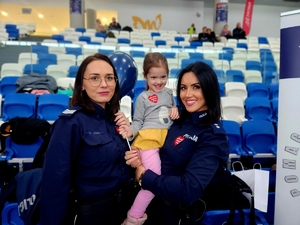 policjanci podczas 34. Finału WOŚP w MOSIR Mielec z uczestnikami