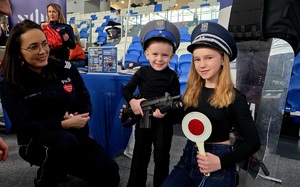 policjanci podczas 34. Finału WOŚP w MOSIR Mielec z uczestnikami